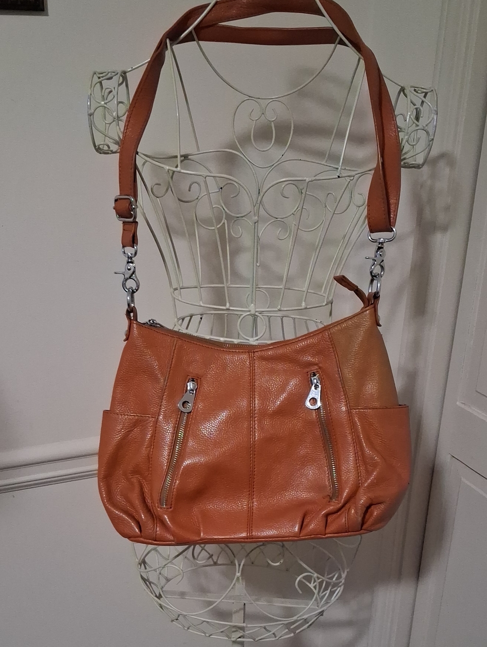 Classic Leather Shoulder Bag in Tan